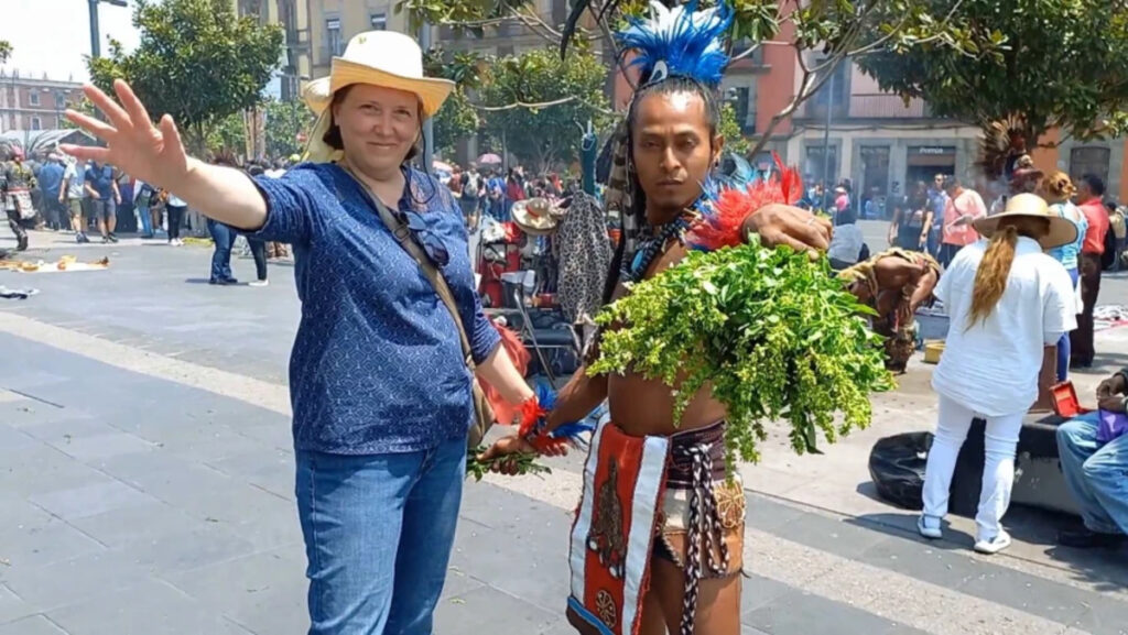 Ulya en un encuentro cultural con un danzante mexica - Walking Tour Ciudad de los Palacios con Arturo Escorza