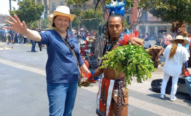 Ulya en un encuentro cultural con un danzante mexica - Walking Tour Ciudad de los Palacios con Arturo Escorza
