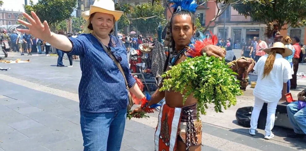 Ulya en un encuentro cultural con un danzante mexica - Walking Tour Ciudad de los Palacios con Arturo Escorza
