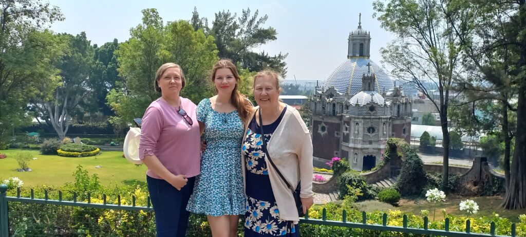 Ulya con turistas frente al Templo del Pocito en la Villa de Guadalupe - Walking Tour Basílica con Arturo Escorza