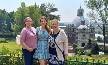 Ulya con turistas frente al Templo del Pocito en la Villa de Guadalupe - Walking Tour Basílica con Arturo Escorza
